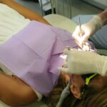 Alcoolul și sănătatea orală: cum îți poate afecta gingiile și riscul de parodontoză