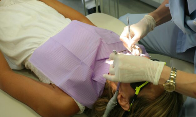 Alcoolul și sănătatea orală: cum îți poate afecta gingiile și riscul de parodontoză