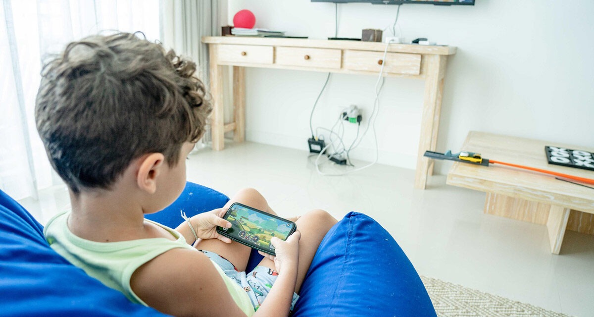 Copilul tău stă prea mult pe telefon? Ce poți face fără să creezi conflict