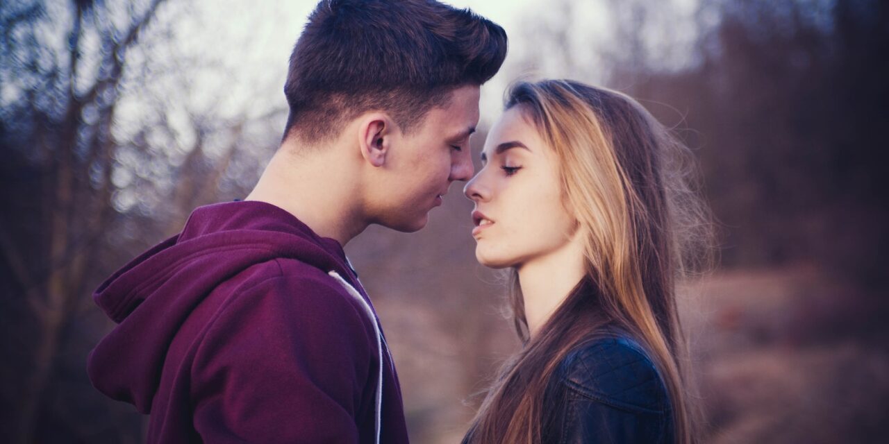 De ce dispare pasiunea în cuplu și cum o poți readuce fără presiune