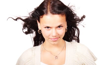 Căderea părului la femei: cauze frecvente și ce poți face, fără soluții complicate