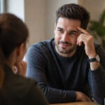 Limbajul trupului la bărbați: ce semne pot arăta interes, disconfort sau lipsă de sinceritate